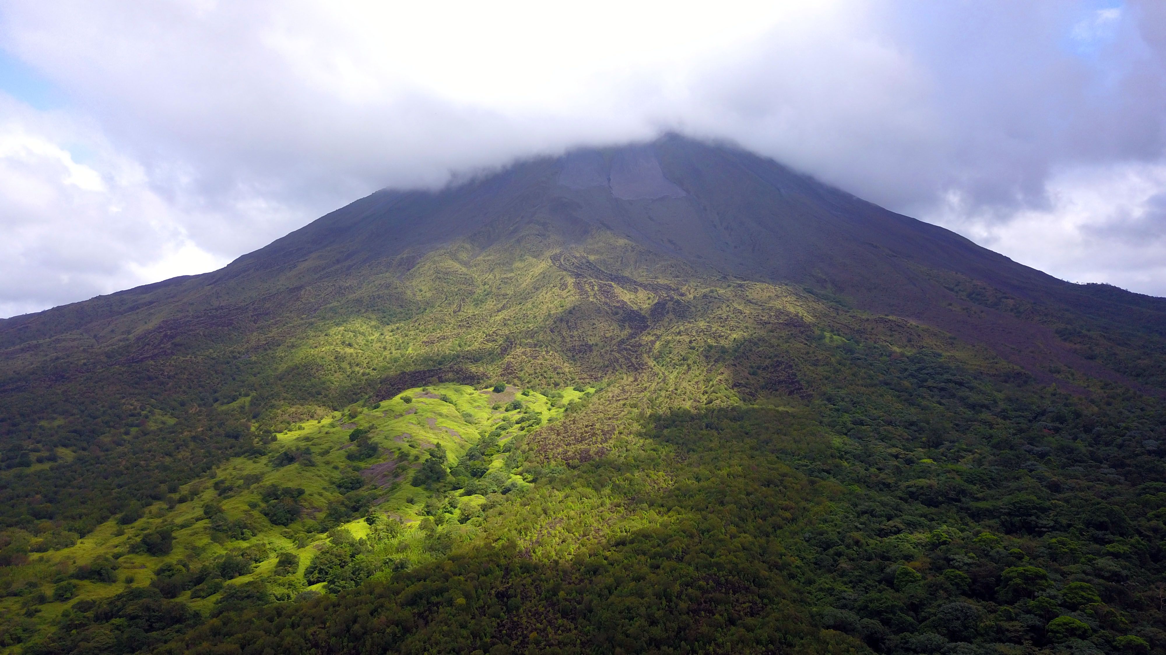 Volcán Arenal y vegetación en Costa Rica