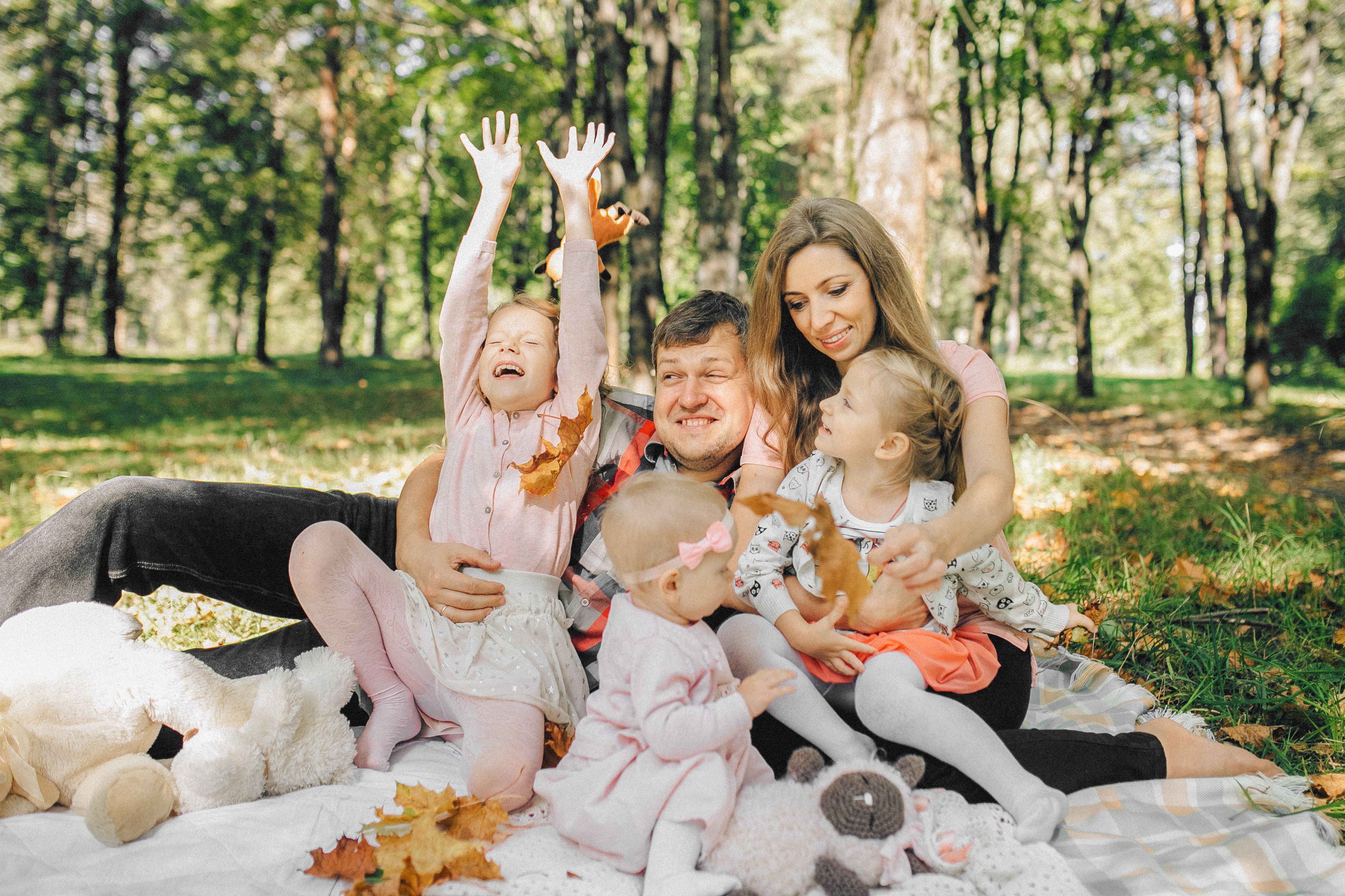 Familia compartiendo un picnic en un parque; imagen ilustrativa