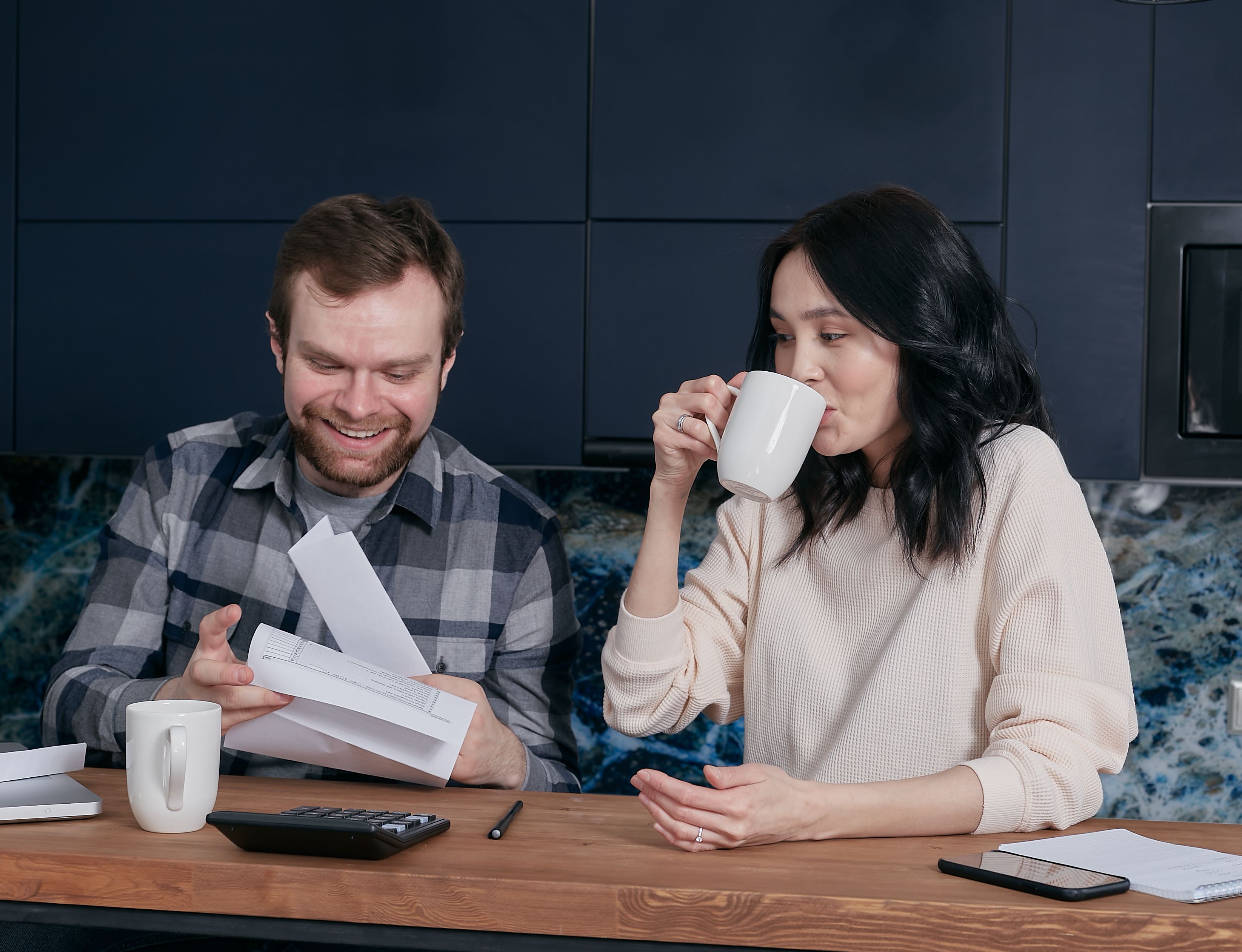 Dos colegas comparten un café en la oficina; fotografía ilustrativa